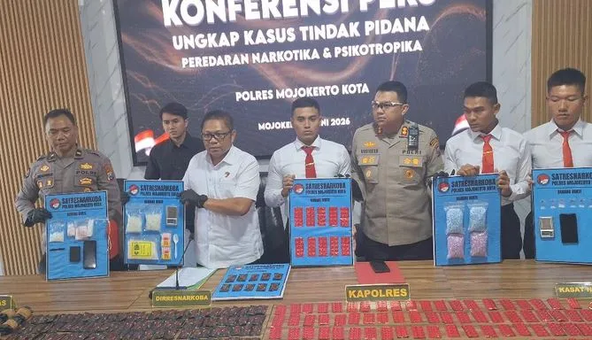 polda-jatim-apresiasi-polres-mojokerto-kota,-ungkap-kasus-catridge-liquid-vape-berisi-etomidate