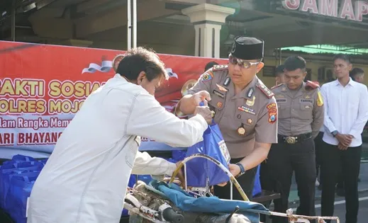 rayakan-hut-bhayangkara-ke-80,-warga-mojokerto-antusias-ikut-pemeriksaan-kesehatan