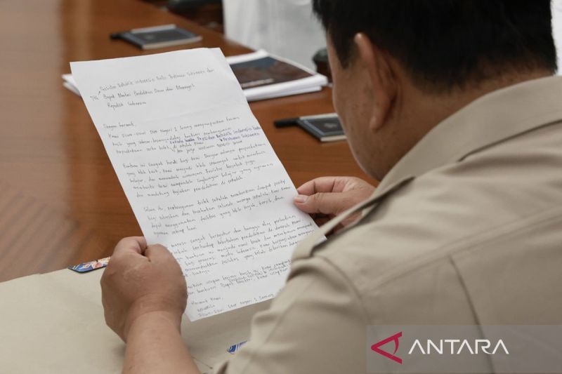momen-prabowo-terima-surat-apresiasi-dari-siswa-smkn-1-sorong