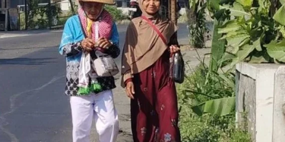 jalan-kaki-40km,-mbah-musthofa-tunaikan-nadzar-pulang-haji