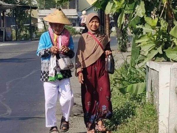 jalan-kaki-40km,-mbah-musthofa-tunaikan-nadzar-pulang-haji
