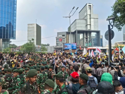 koalisi-masyarakat-sipil-soroti-pengerahan-tni-dan-komcad-dalam-aksi-indonesia-bangkrut