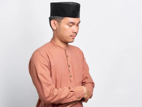 shalat-di-penghujung-waktu,-haruskah-berniat-ada’-atau-qadha?