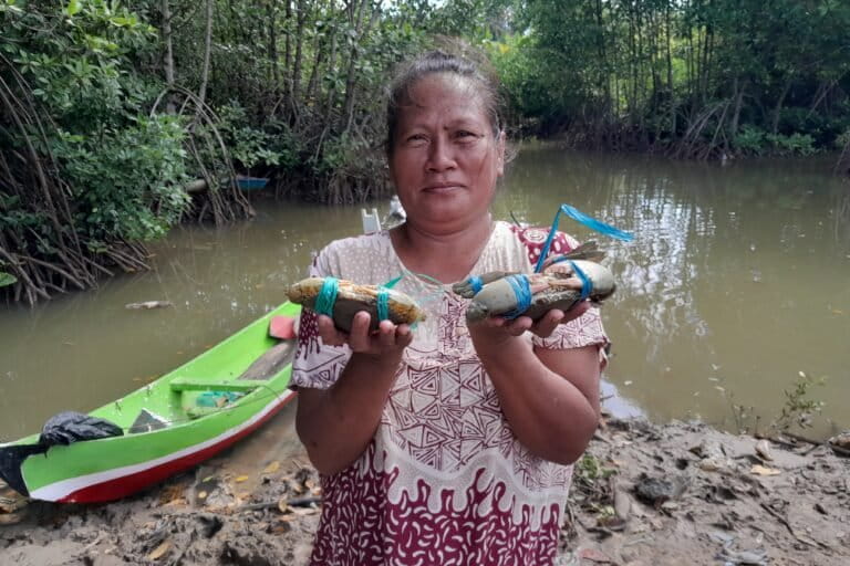 para-pencari-kepiting-bakau-di-hutan-mangrove-pesisir-bangkalan