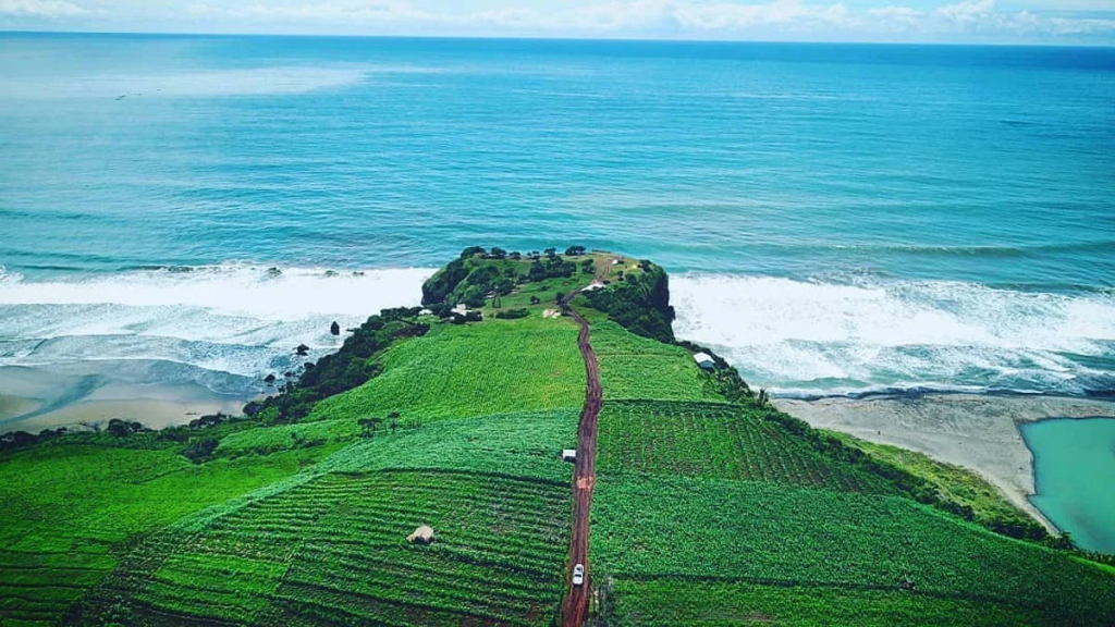 puncak-guha,-tebing-laut-eksotis-di-pesisir-selatan-garut