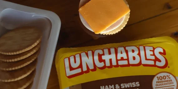 Bagaimana Perusahaan Tembakau Besar Rekayasa Lunchables Menarget Anak-Anak