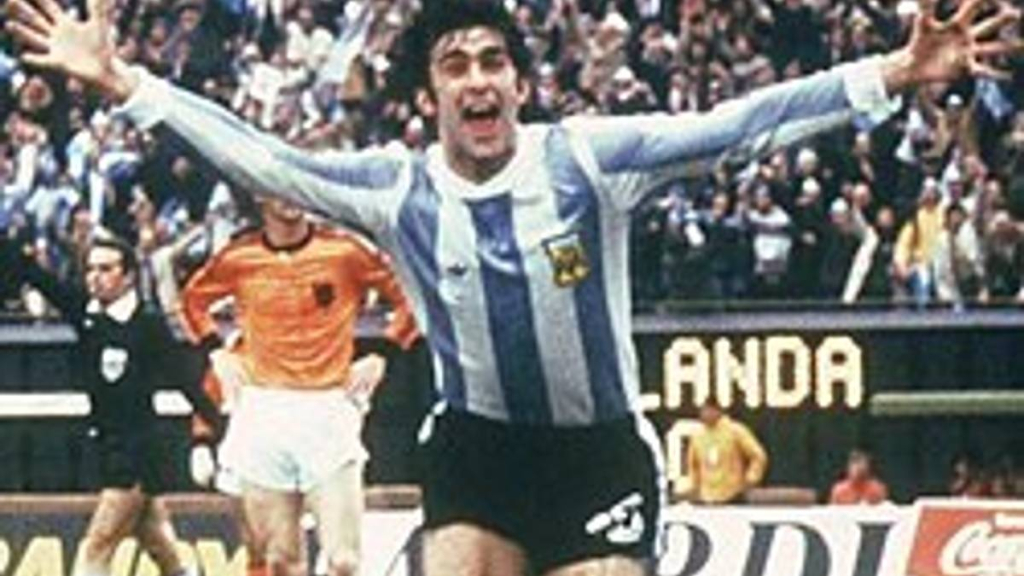 mario-kempes-dan-jejak-sang-juara-dunia-yang-menutup-karier-di-indonesia