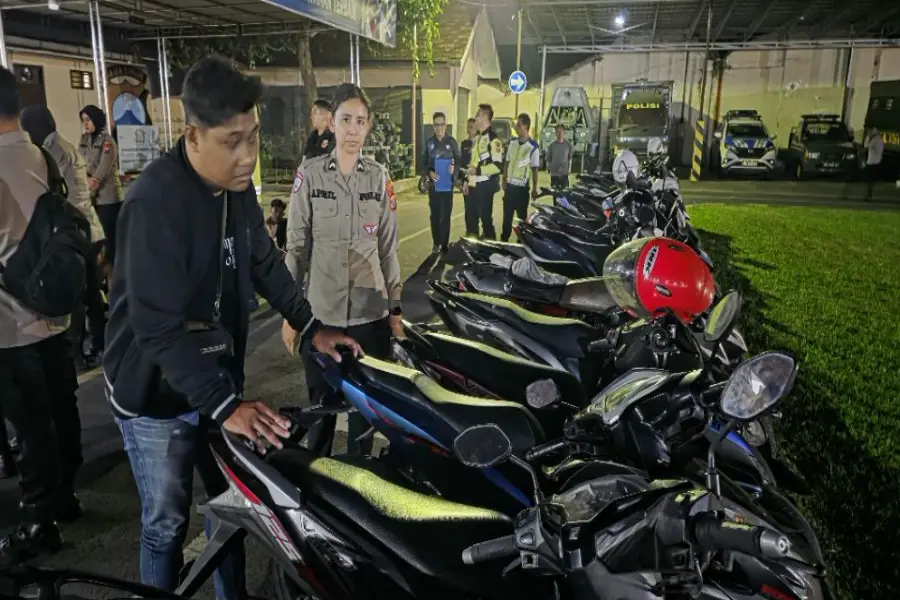 polisi-bubarkan-konvoi-pemuda-di-mojokerto,-80-orang-diamankan-dan-1-bawa-sajam