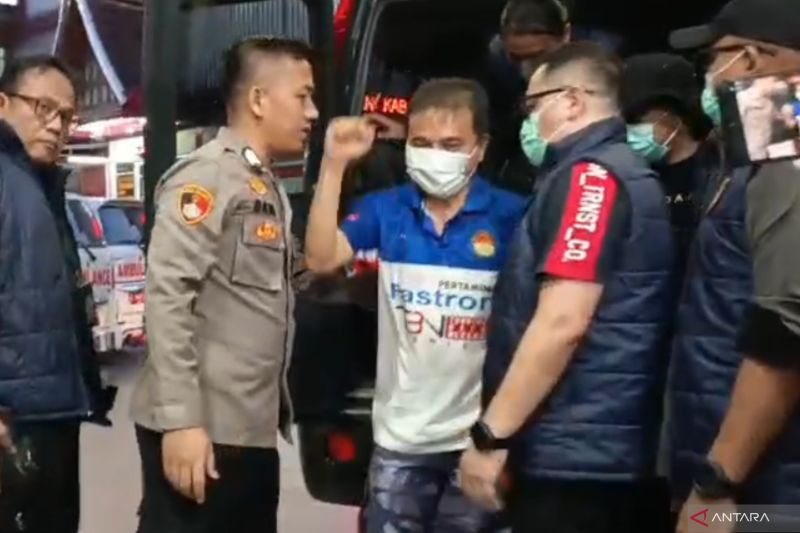 roy-suryo-dan-dokter-tifa-jalani-pemeriksaan-kesehatan-di-rs-polri