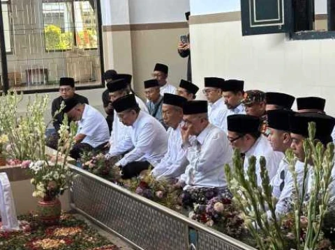 gus-yahya-ziarahi-makam-pendiri-al-falah-ploso-jelang-pembukaan-munas-dan-konbes-nu-2026