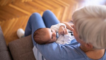 hamil-di-usia-lanjut-tahun-lewat-ivf,-bunda-ini-sedih-kerap-dikira-nenek-dari-putranya