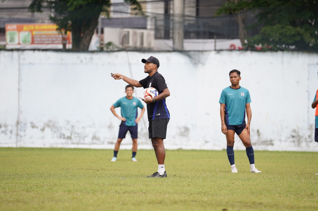 pelatih-soroti-bahaya-merokok:-paru-paru-sehat-kunci-performa-pemain-bola