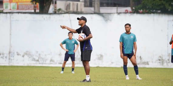 Pelatih Soroti Bahaya Merokok: Paru-Paru Sehat Kunci Performa Pemain Bola