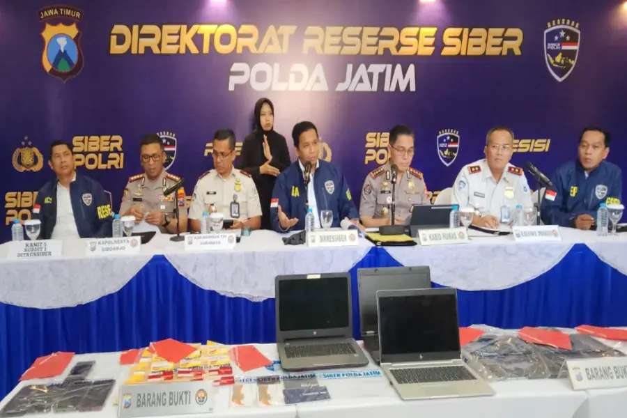 polda-jatim-ringkus-sindikat-love-scamming-asing-raup-rp1,1-miliar-dari-53-wanita