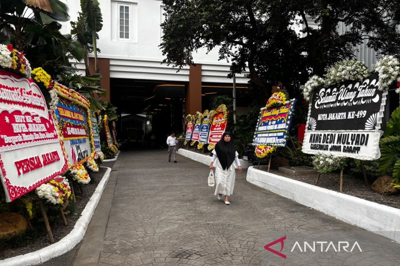 hut-ke-499,-balai-kota-jakarta-dibanjiri-karangan-bunga