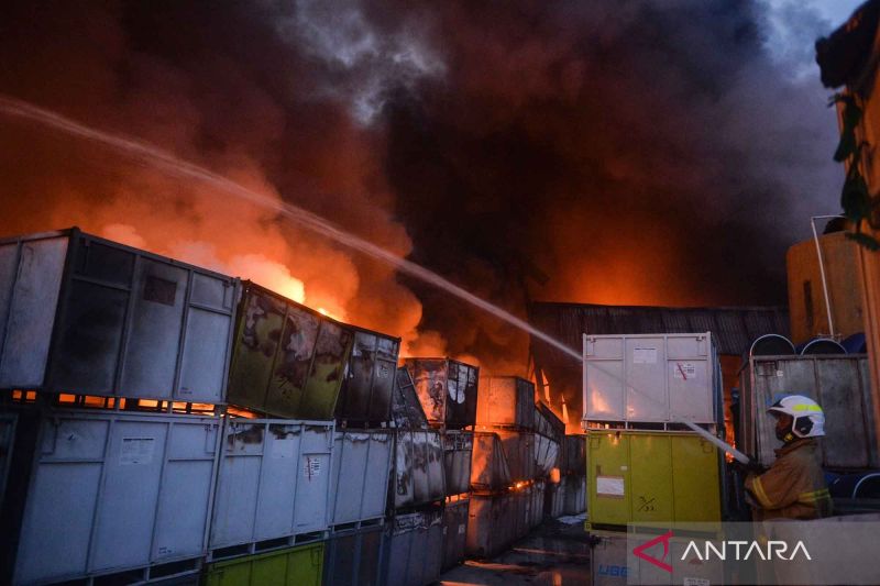 kebakaran-hebat-melanda-pabrik-sandal-di-tangerang,-pemadaman-api-berlangsung-alot