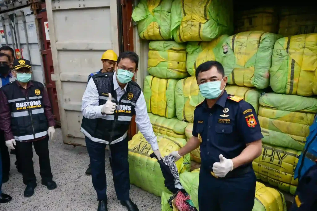 bea-cukai-temukan-43-kontainer-pakaian-bekas-impor-ilegal-senilai-rp53,9-miliar