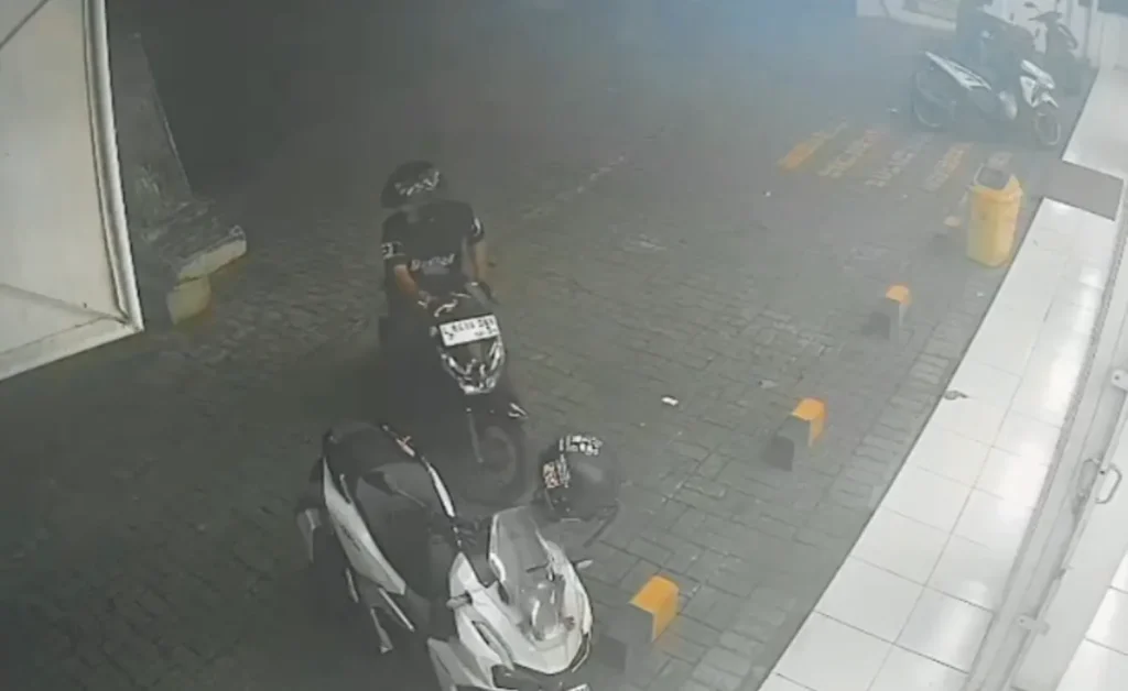 terekam-cctv,-sejoli-diduga-pelaku-curanmor-berkeliaran-di-gresik