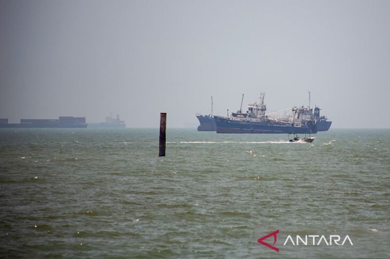 iran:-selat-hormuz-kini-terbuka-penuh-bagi-kapal-dagang