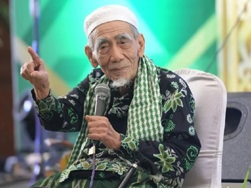 mengapa-mbah-moen-melarang-santrinya-yang-belum-berhaji-memakai-peci-putih?