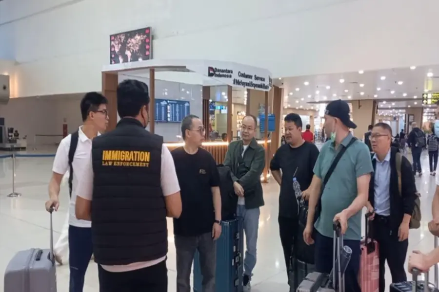 delapan-wna-tiongkok-dideportasi-dari-surabaya,-imigrasi-tindak-pelanggaran-izin-tinggal