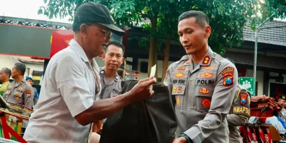 Polres Ponorogo Tebar Kepedulian, Salurkan 200 Paket Bansos di Hari Bhayangkara