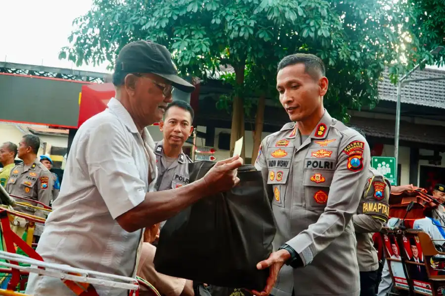 polres-ponorogo-tebar-kepedulian,-salurkan-200-paket-bansos-di-hari-bhayangkara