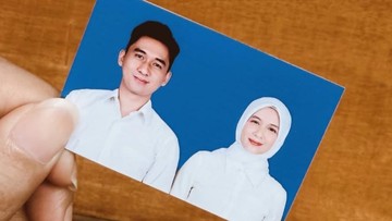 berawal-cinlok,-dea-annisa-kini-unggah-foto-background-biru-dengan-achmad-zacky