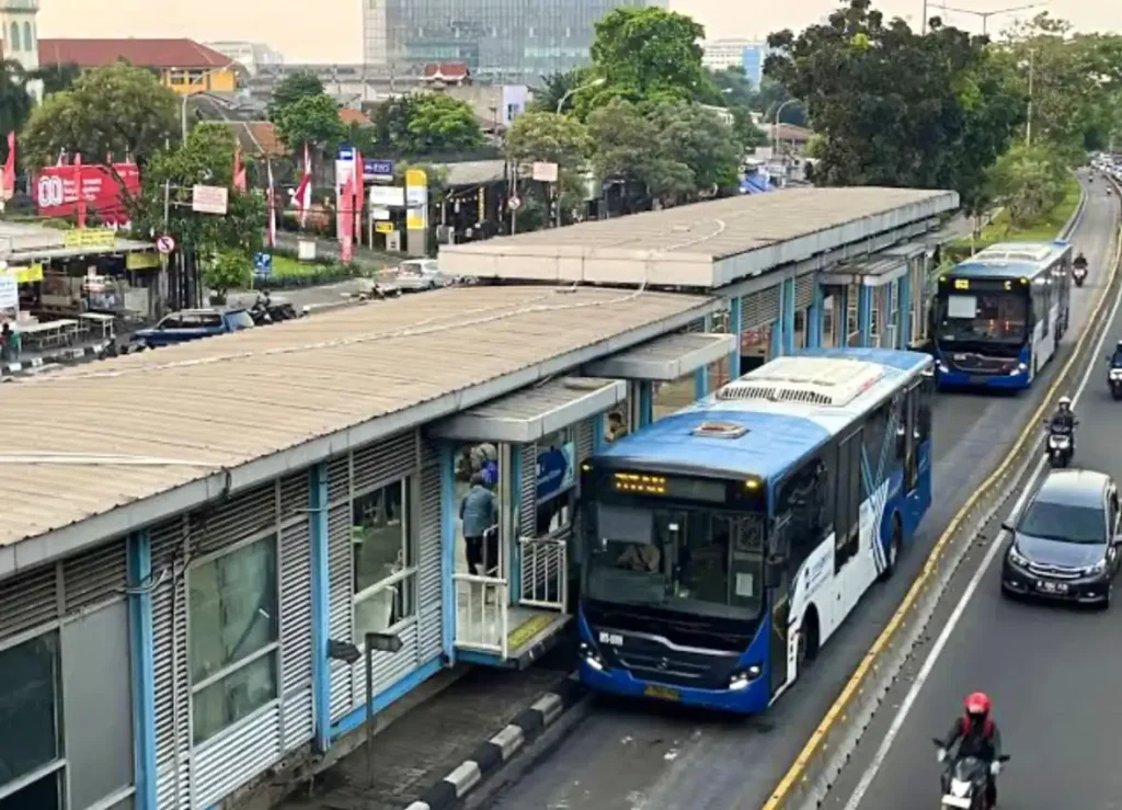 lpem-ui:-transjakarta-pangkas-polusi-hingga-hemat-biaya-kesehatan-rp3,79-triliun