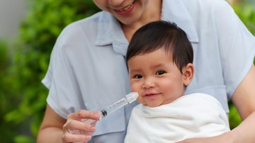 5-cara-cuci-hidung-bayi-yang-aman,-manfaat,-risiko-bahaya-dan-rekomendasi-alat