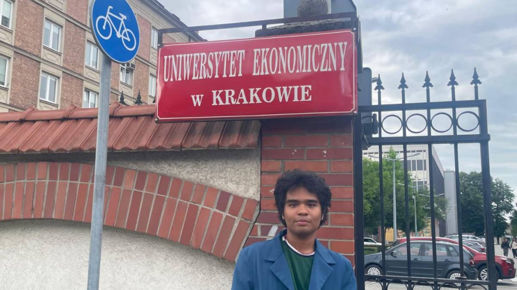 gagal-beasiswa-berkali-kali,-mahasiswa-unair-ini-justru-sampai-ke-polandia-lewat-erasmus+