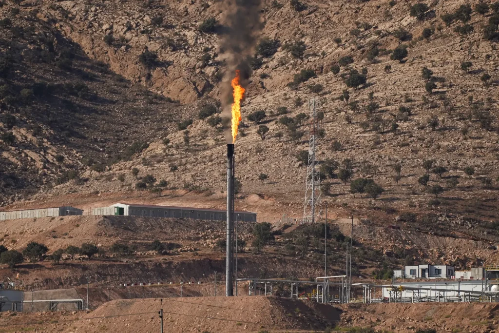 perusahaan-gila-gilaan-bakar-gas-ladang-minyak,-cemari-udara-dan-panaskan-planet