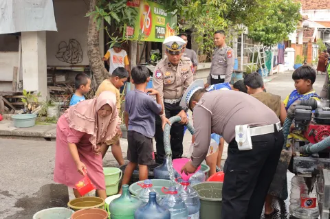warga-berebut-air-bersih-di-gresik,-polisi-datang-bawa-harapan-di-tengah-krisis-pasokan