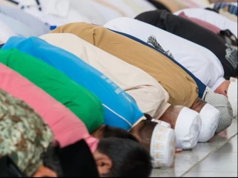 shaf-awal-di-luar-masjid-atau-shaf-kedua-di-dalam-masjid,-mana-yang-lebih-utama?