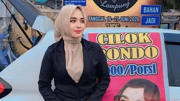 viral-ibu-penjual-cilok-pakai-baju-formal-saat-berdagang,-banyak-yang-mengira-pegawai-bank