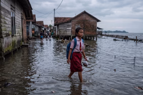 anak-anak-pesisir-membayar-harga-termahal-dari-krisis-iklim