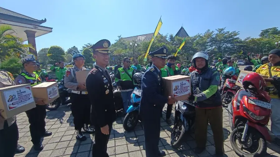 bukan-cuma-upacara,-hari-bhayangkara-di-madiun-diwarnai-aksi-berbagi-ke-pengemudi-ojol