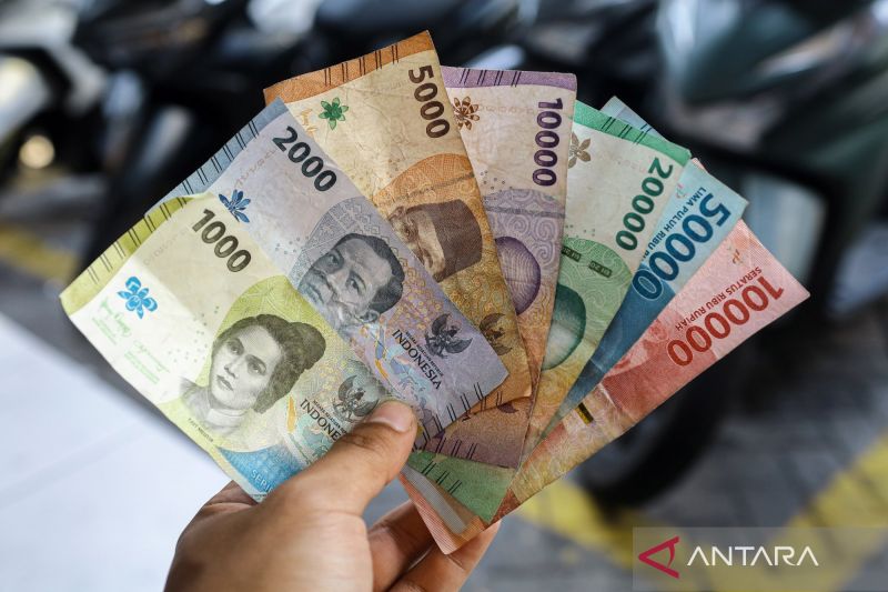 rupiah-melemah-imbas-sentimen-negatif-dari-domestik