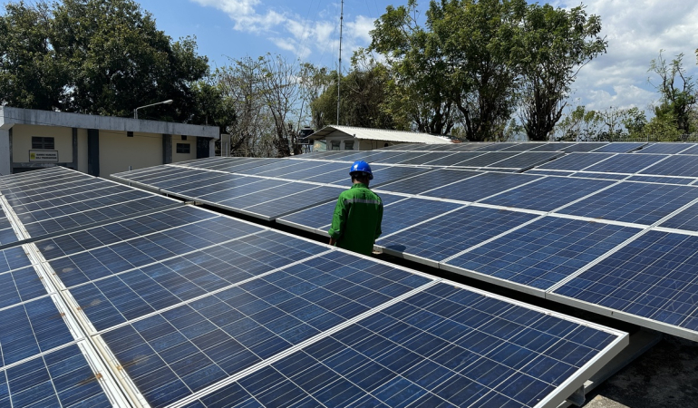 ambisi-transisi-energi-di-tengah-rendahnya-realisasi-energi-surya