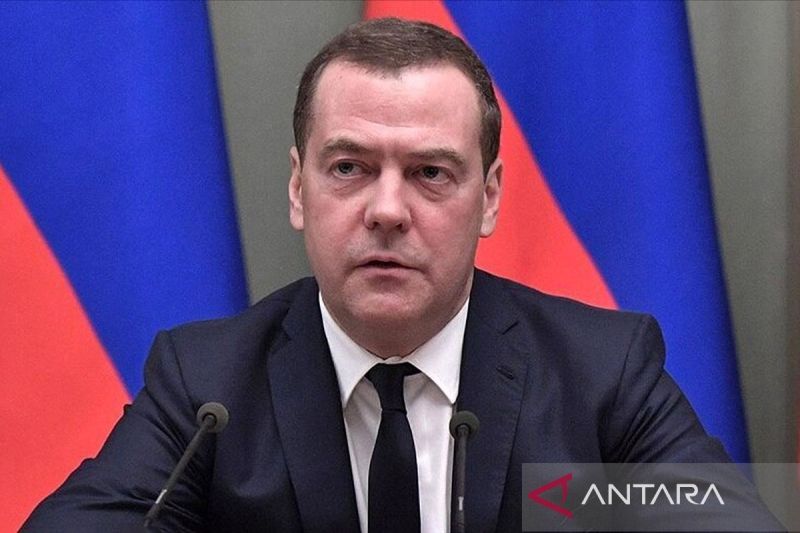 medvedev:-selat-hormuz-seperti-“senjata-nuklir”-bagi-iran