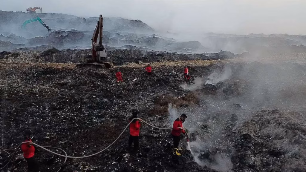 kebakaran-tpa-jatiwaringin-menebar-kabut-beracun