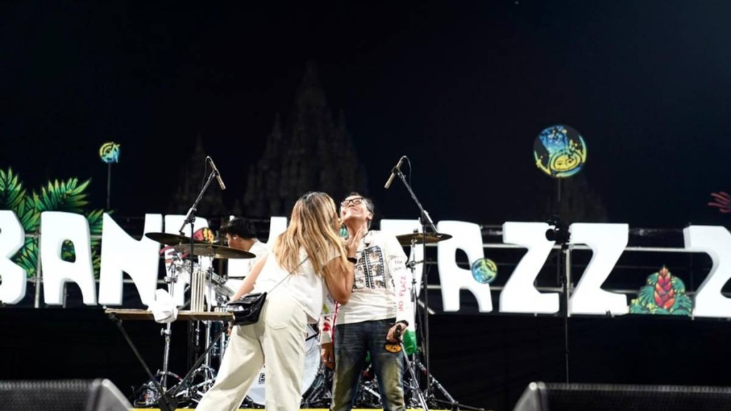 bukan-sekadar-nyanyi,-ari-lasso-bawa-semangat-“free-palestine”-di-prambanan-jazz-festival-2026