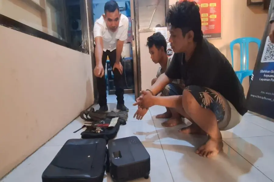 aksi-bobol-sdn-brangkal-mojokerto-digagalkan-warga,-dua-pencuri-proyektor-berhasil-dibekuk