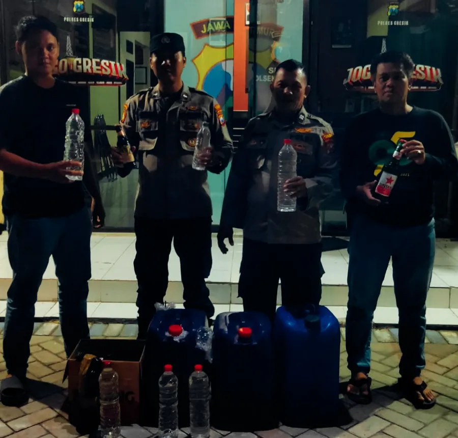 polisi-gresik-grebek-dua-warkop,-puluhan-botol-miras-dan-tuak-disita