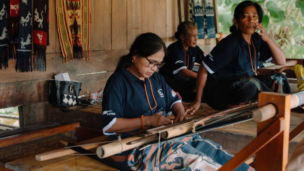 tenun-ikat-sumba-naik-kelas,-astra-dorong-perempuan-jadi-penggerak-ekonomi-desa