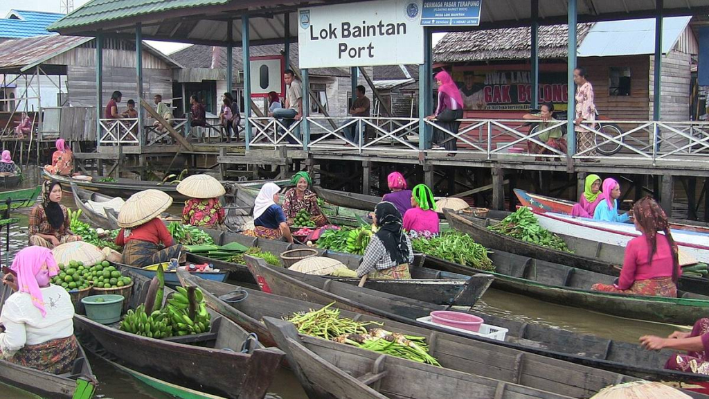 pasar-terapung-lok-baintan,-tradisi-berdagang-di-atas-perahu-yang-tak-lekang-oleh-waktu
