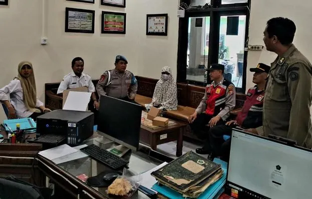 hotline-110-polresta-sidoarjo-bantu-temukan-bocah-4-tahun-yang-terpisah-dari-orang-tuanya