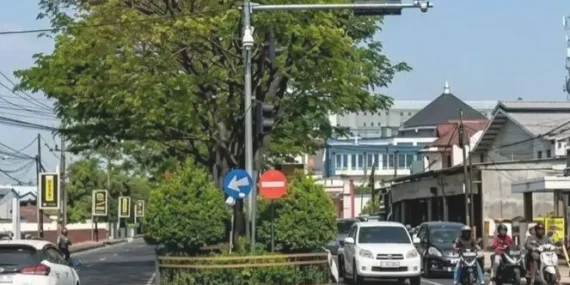 Kamera ETLE Terpasang di Simpang Empat RA Basuni Mojokerto, Pelanggaran Otomatis Terekam