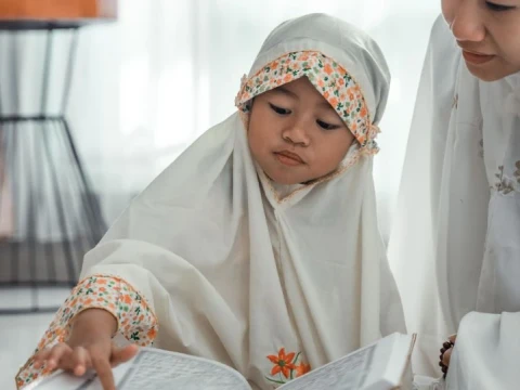 khutbah-jumat:-keluarga-sebagai-madrasah-pertama