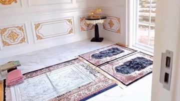 5-potret-rumah-ustaz-riza-muhammad-yang-bernuansa-warna-emas,-ada-musala